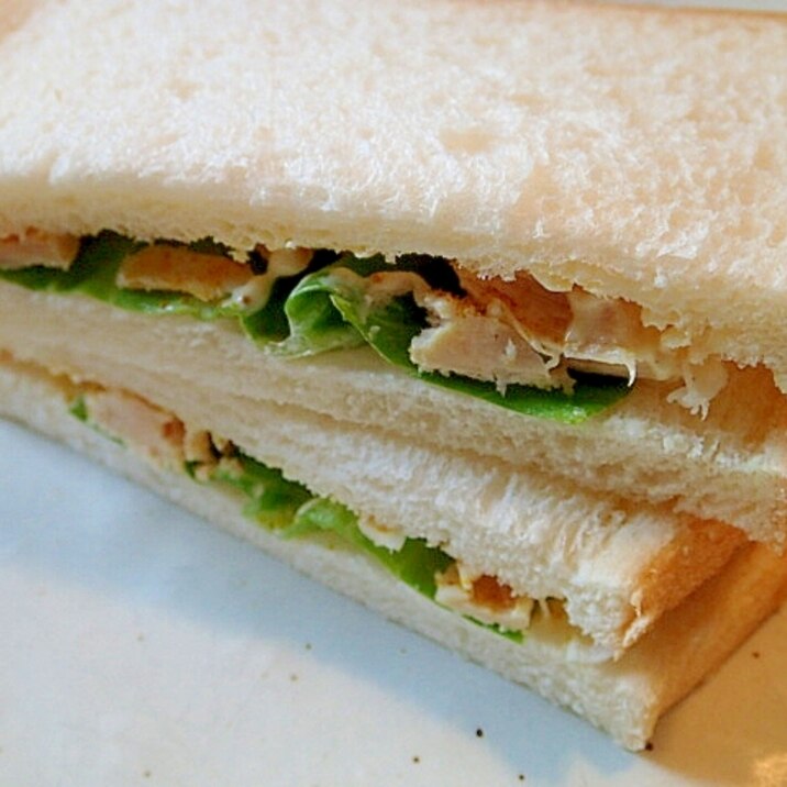 サラダ菜とサラダチキンのカレー風味サンドイッチ